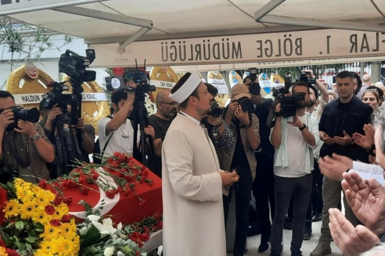 Gazeteci Hıfzı Topuz son yolculuğuna uğurlandı