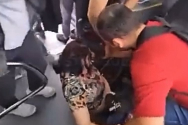 İstanbul'da iki kadın otob&uuml;ste koltuk i&ccedil;in kavga etti!