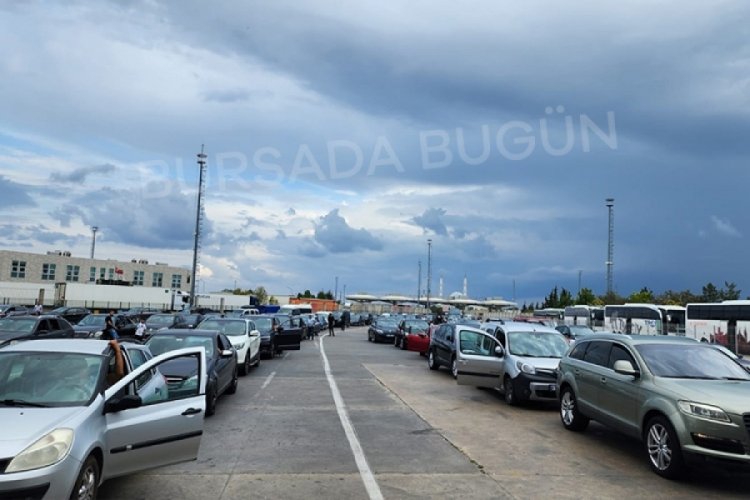 Kapıkule Sınır Kapısı'nda metrelerce ara&ccedil; kuyruğu