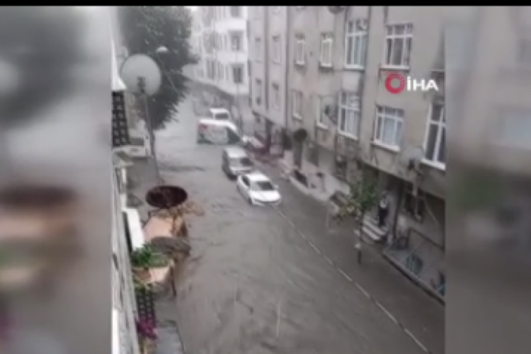 İstanbul'da yağış hayatı olumsuz etkiledi