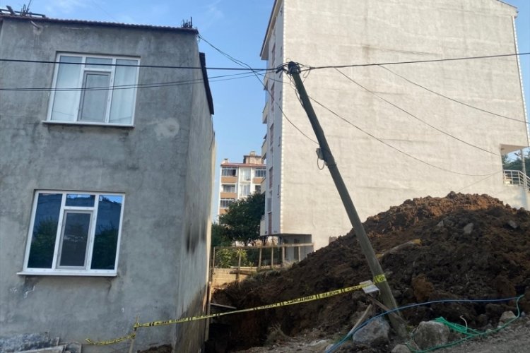 Samsun'da &ccedil;&ouml;ken duvarın altında kalan iş&ccedil;i yaralandı
