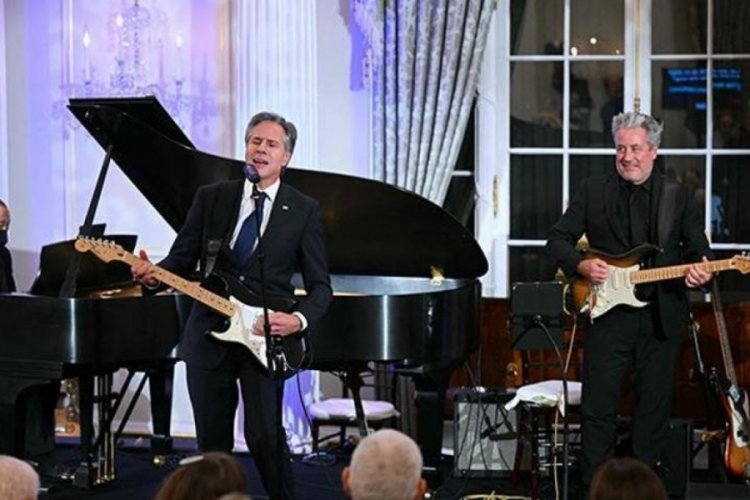 ABD Dışişleri Bakanı Blinken gitarla sahne aldı