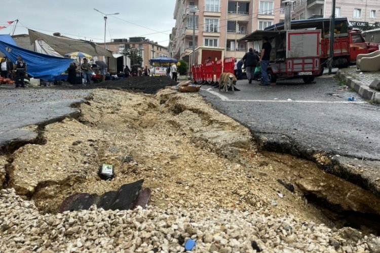 İstanbul'da şiddetli yağıştan dolayı yol &ccedil;&ouml;kt&uuml;! Su baskınları yaşanıyor
