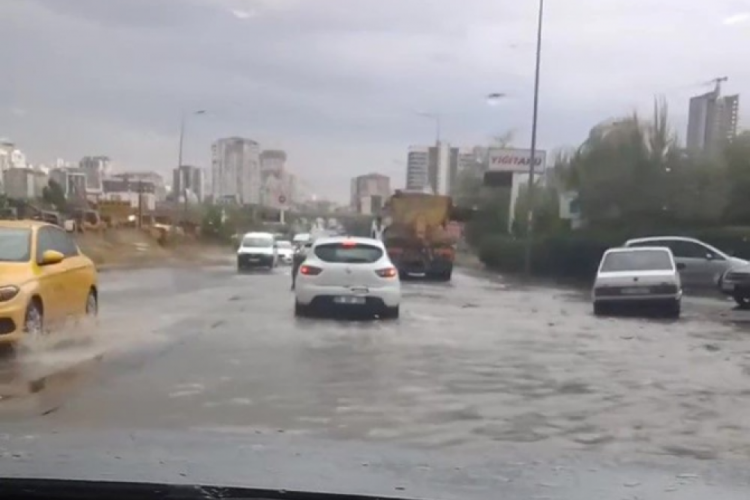 Ankara'da sağanak zor anlar yaşattı