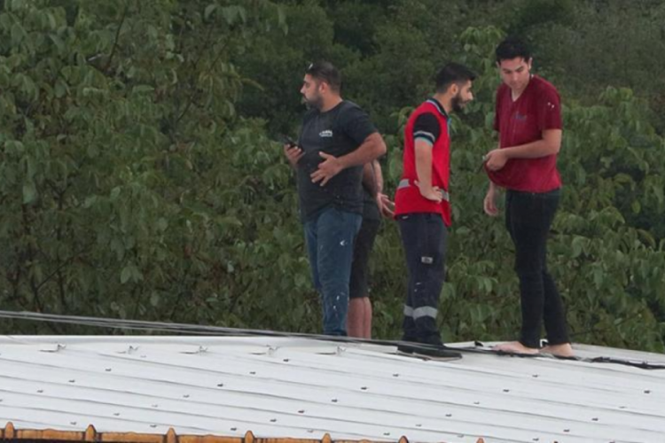İstanbul'da iş&ccedil;iler su basan fabrikanın &ccedil;atısında mahsur kaldı