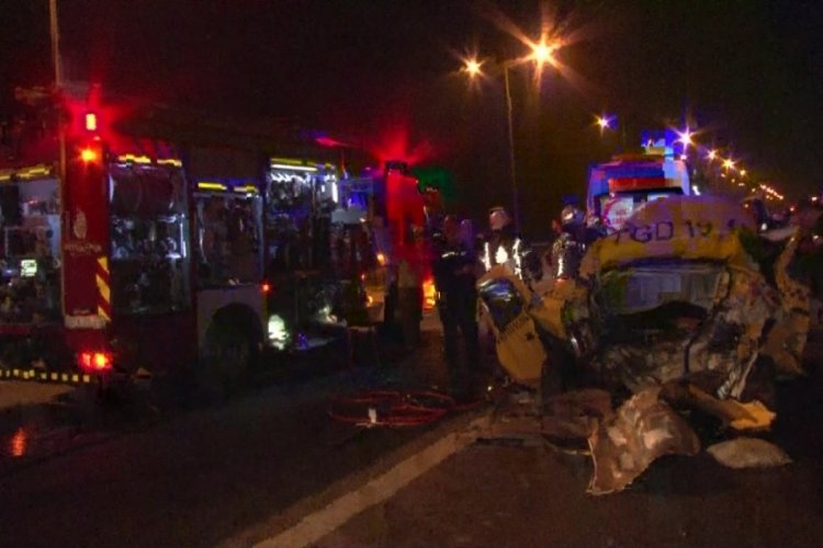 Yolcu otob&uuml;s&uuml; ile ticari taksi &ccedil;arpıştı: 2'si ağır 3 yaralı