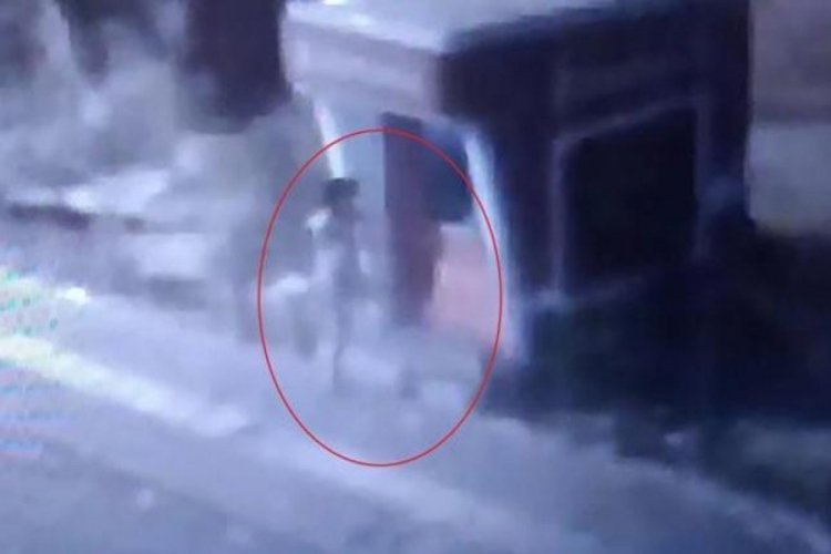Erzurum'da ATM'nin kapı kilidini kırmak i&ccedil;in baltayla defalarca vurdu
