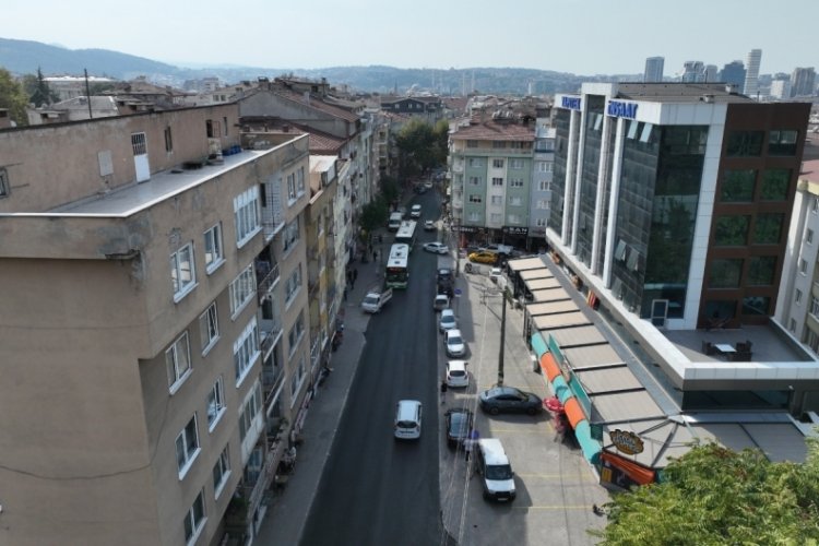 Bursa B&uuml;y&uuml;kşehir'in yollarda asfalt mesaisi s&uuml;r&uuml;yor