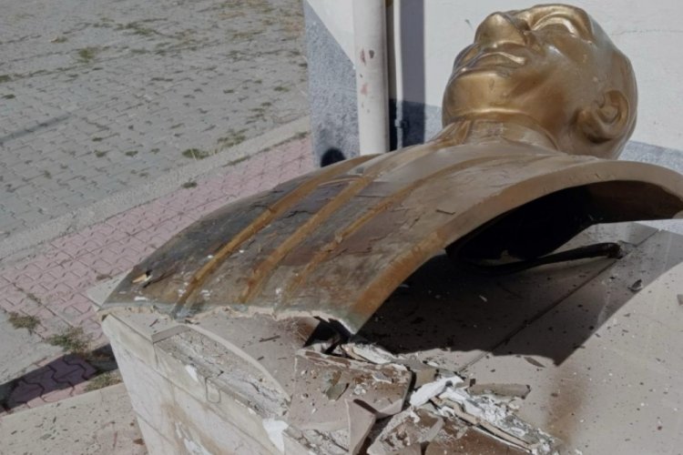 Niğde'de bir ilkokulda Atat&uuml;rk b&uuml;st&uuml;ne zarar veren 2 kişi, g&ouml;zaltına alındı
