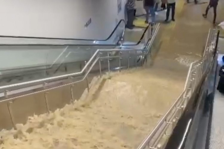 İstanbul'da metro durağını su bastı!