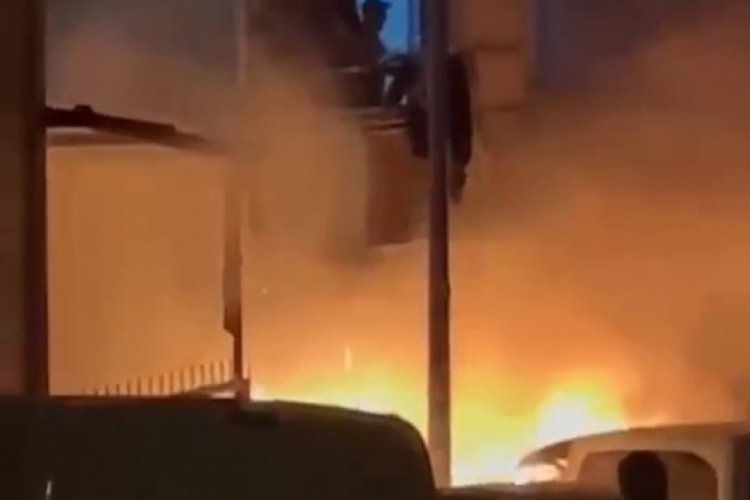 İstanbul'da eski kıyafetleri yakan bir kişi iki otomobili k&uuml;le &ccedil;evirdi