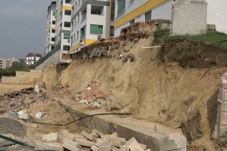 Bursa'da 8 katlı binanın istinat duvarı &ccedil;&ouml;kt&uuml;