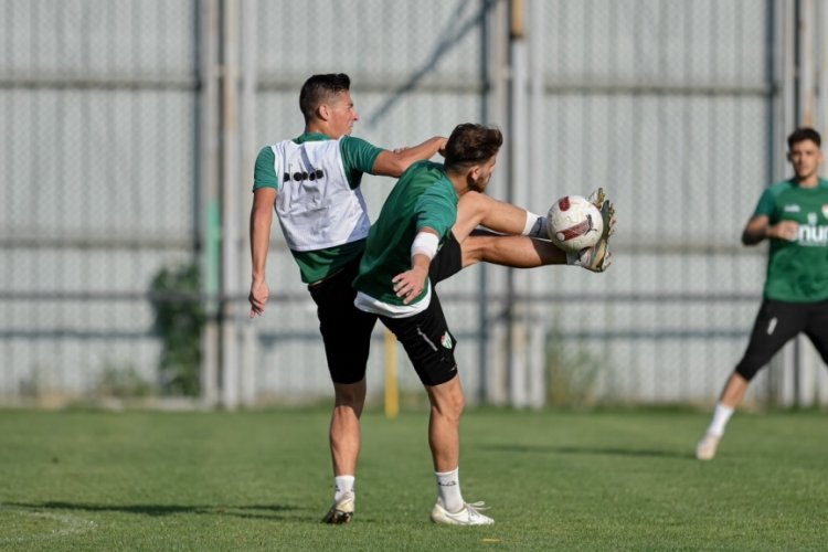 Bursaspor h&uuml;cum ve savunma &ccedil;alışmasına ağırlık verdi