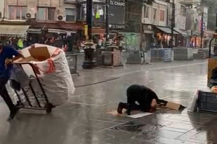 İstanbul'da bir vatandaş yağmur altında namaz kıldı