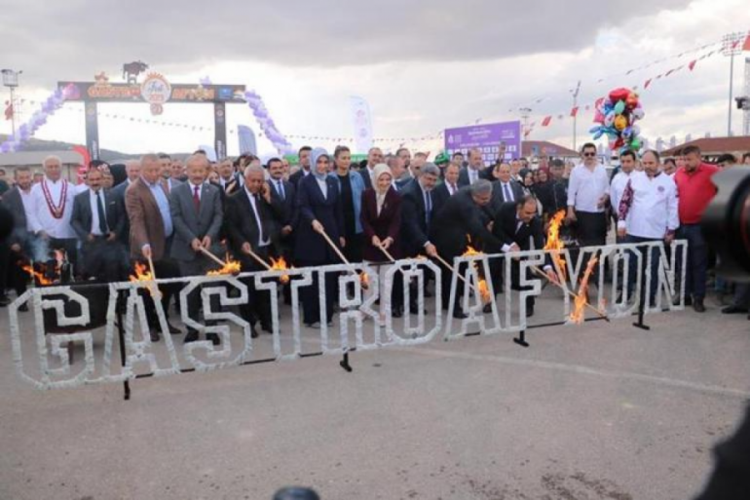 Bakan Mahinur G&ouml;ktaş 'Gastro Afyon Lezzet ve Turizm Festivali' a&ccedil;ılışını yaptı