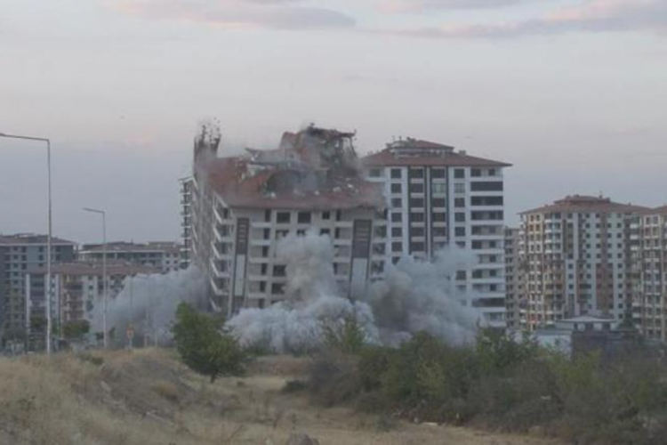 Depremde hasar alan evlerinin yıkımını g&ouml;zyaşları ile izlediler