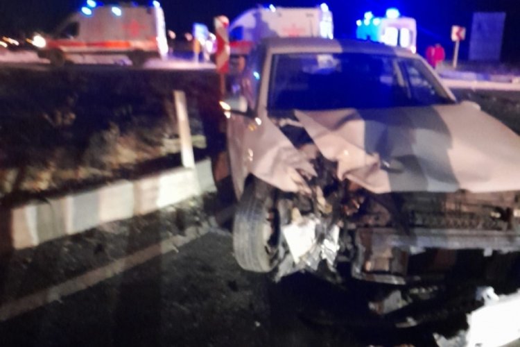Hakkari-Van kara yolunda iki ara&ccedil; kafa kafaya &ccedil;arpıştı: 10 yaralı