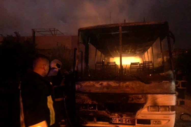 Adana'da park halindeki otob&uuml;s alev aldı