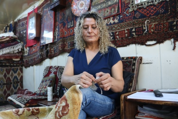 Eşinden &ouml;ğrendi... 32 yıldır antika halıları yeniliyor