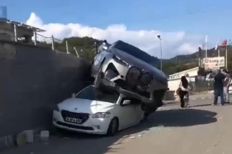 Bursa'da kontrolden &ccedil;ıkan cip, park halindeki aracın &uuml;zerine d&uuml;şt&uuml;