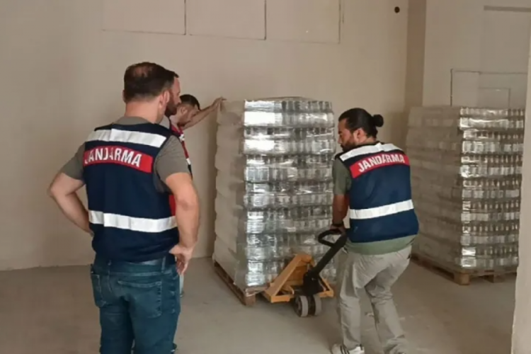 Bir kamyon gazozla kayıplara karıştı, otel odasında keyif yaparken yakalandı