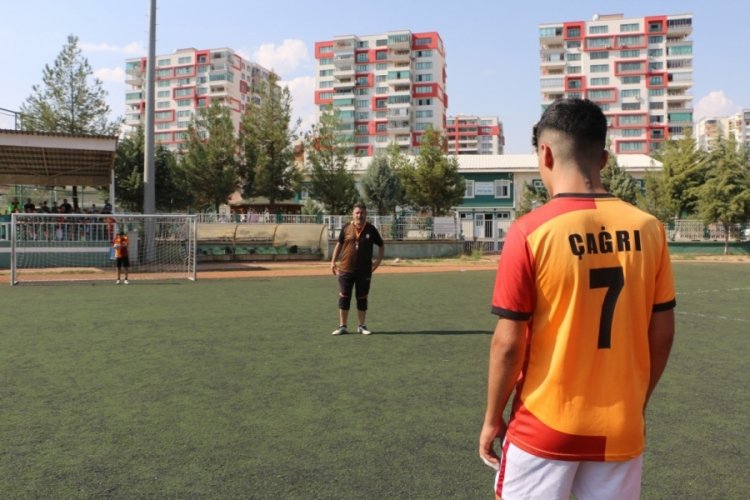 17 yaşındaki &Ccedil;ağrı, futbol aşkıyla kanseri yendi