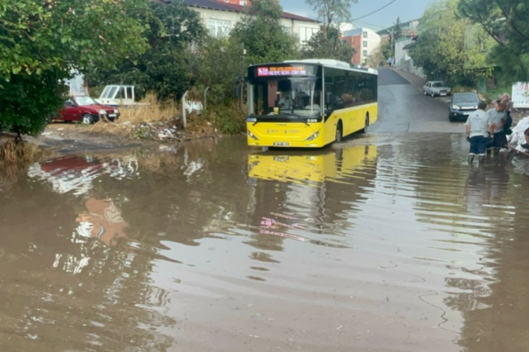 İstanbul'da sağanak nedeniyle cadde ve alt ge&ccedil;it g&ouml;le d&ouml;nd&uuml;