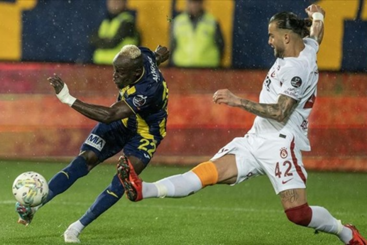 Galatasaray ve Ankarag&uuml;c&uuml;'n&uuml;n ilk 11'i belli oldu