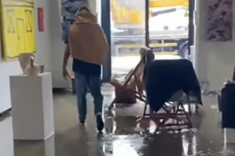 İstanbul'da sağanak yağış sanat galerisini de vurdu! Eserler zarar g&ouml;rd&uuml;