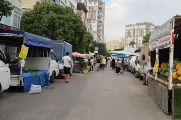 Antalya'da seyyar satıcıdan satılık kaldırım!