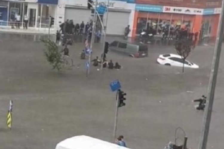 İstanbul'daki selden yeni g&ouml;r&uuml;nt&uuml;ler: &Ouml;ğrenciler yolun karşısına b&ouml;yle ge&ccedil;ti!