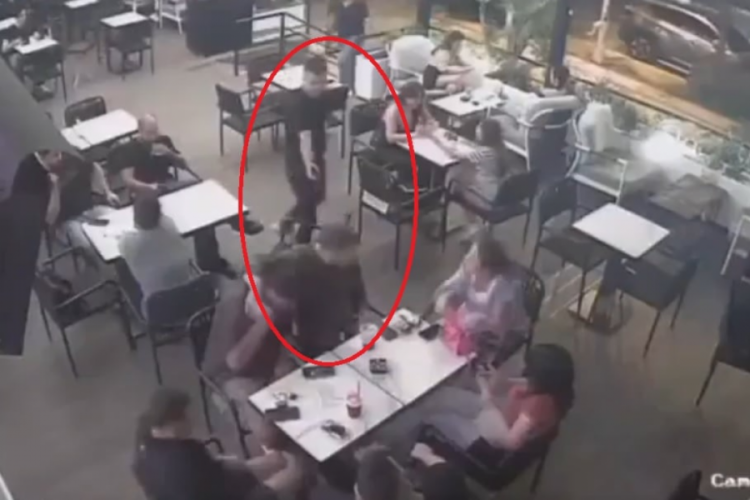 Adana'da arkadaşlarıyla kafede otururken sırtından vuruldu!