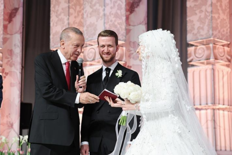 Cumhurbaşkanı Erdoğan yeğeninin nikah t&ouml;renine katıldı
