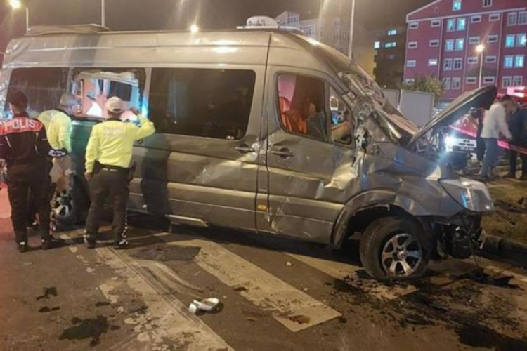 &Uuml;nl&uuml; rap&ccedil;ileri taşıyan minib&uuml;s kaza yaptı: Hayranları hastaneye akın etti