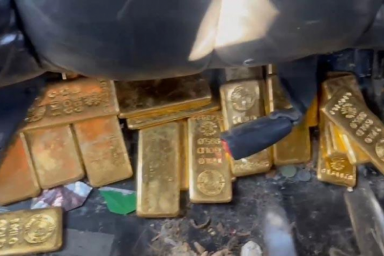 Hakkari'de durdurulan otomobilde tam 28 kilogram k&uuml;l&ccedil;e altın &ccedil;ıktı