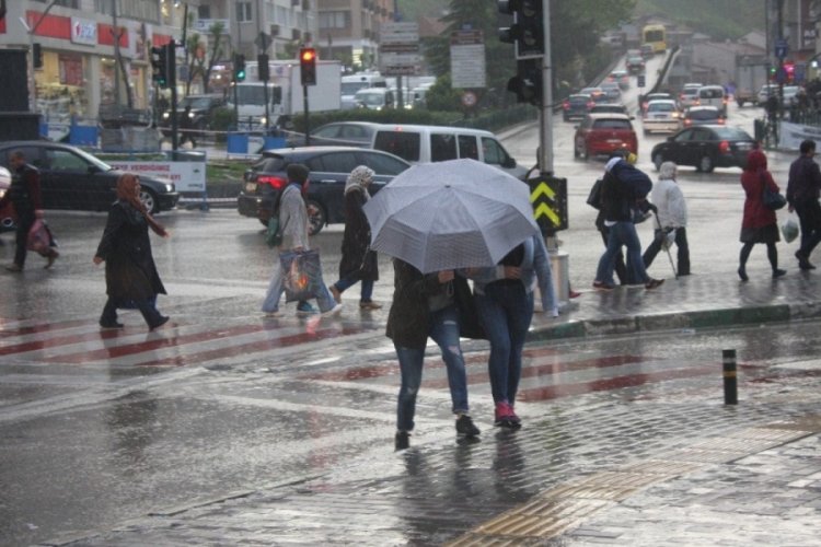 T&uuml;rkiye kuvvetli yağışa teslim! Bursa'da bug&uuml;n hava nasıl?
