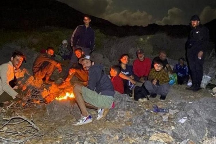 Y&uuml;zerek Yunanistan'a ge&ccedil;meye &ccedil;alışan d&uuml;zensiz g&ouml;&ccedil;men yorulunca yardım istedi
