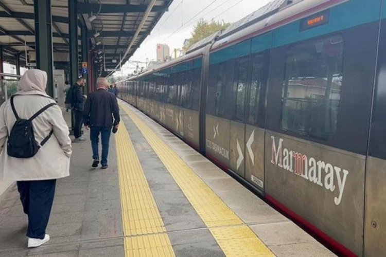 İstanbul'da bir kadın raylarının &uuml;zerine d&uuml;şt&uuml;!