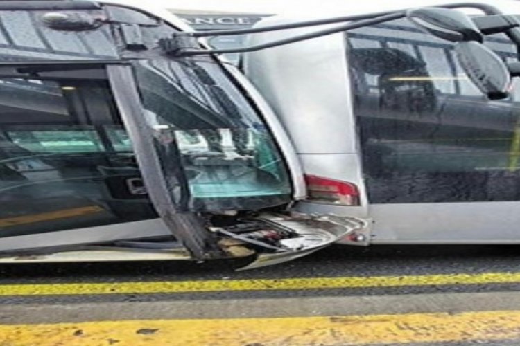 İstanbul'da iki metrob&uuml;s &ccedil;arpıştı