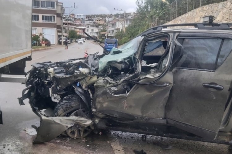 Bursa'da kamyonet, seyir halindeki tırın altına girdi!
