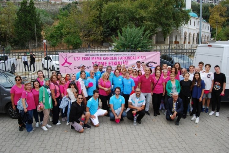 ONKODAYın Gemlik Belediyesi ile birlikte d&uuml;zenlediği farkındalık etkinliğinde yetkin y&uuml;z&uuml;c&uuml;ler Gemlik k&ouml;rfezini kula&ccedil;ladılar