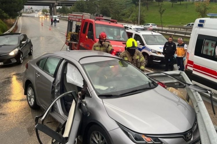 Bursa'da otomobil bariyerlere &ccedil;arptı: 1 kişi hayatını kaybetti
