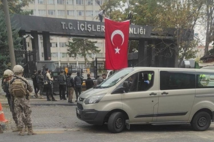 Ter&ouml;ristlerin saldırdığı İ&ccedil;işleri Bakanlığı girişine T&uuml;rk Bayrağı asıldı