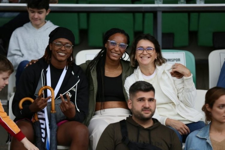 Uludağ Basketbol oyuncuları Yıldırımspor ma&ccedil;ında