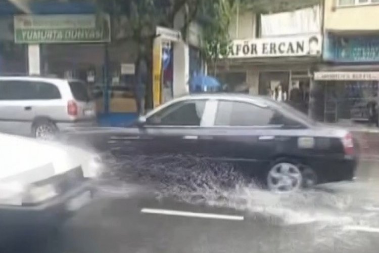 Bursa'da yağış hayatı fel&ccedil; etti