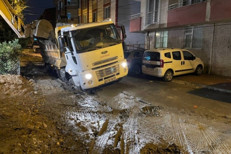 İstanbul'da yağmurdan zarar g&ouml;ren yolda mahsur kalan hafriyat kamyonu kurtarıldı