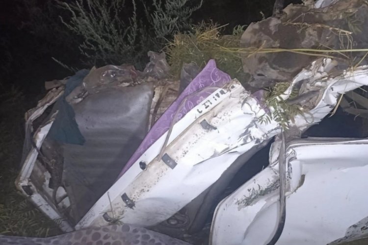 Diyarbakır'da otomobil ve tır &ccedil;arpıştı: 3 kişi yaralandı