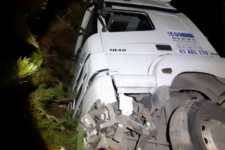 Bolu'da korkun&ccedil; anlar! Tırın u&ccedil;urumdan yuvarlanmasını dorsesi engelledi