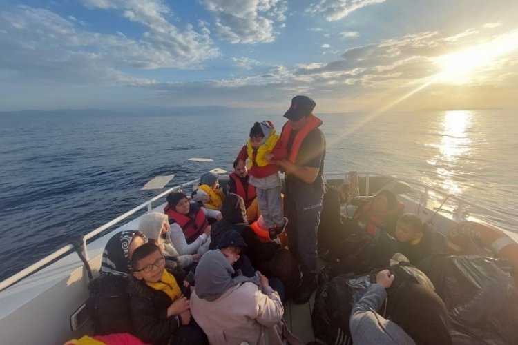 Balıkesir'de 49 d&uuml;zensiz g&ouml;&ccedil;men Sahil G&uuml;venlik tarafından kurtarıldı