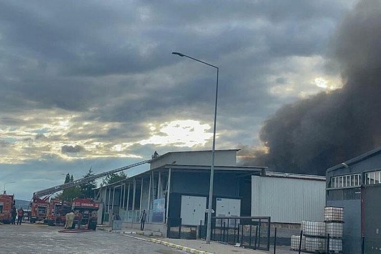 Uşak'ta iplik fabrikasında &ccedil;ıkan yangın kontrol altına alındı